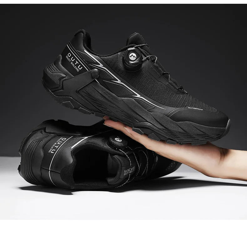 La CHRLCK "CHRLCK - KC-trail" est une chaussure de randonnée imperméable beige et noire pour homme, avec une fermeture à cadran, des lacets noirs et une robuste semelle marron. Chaussures respirantes et imperméables, idéales pour toutes vos aventures.