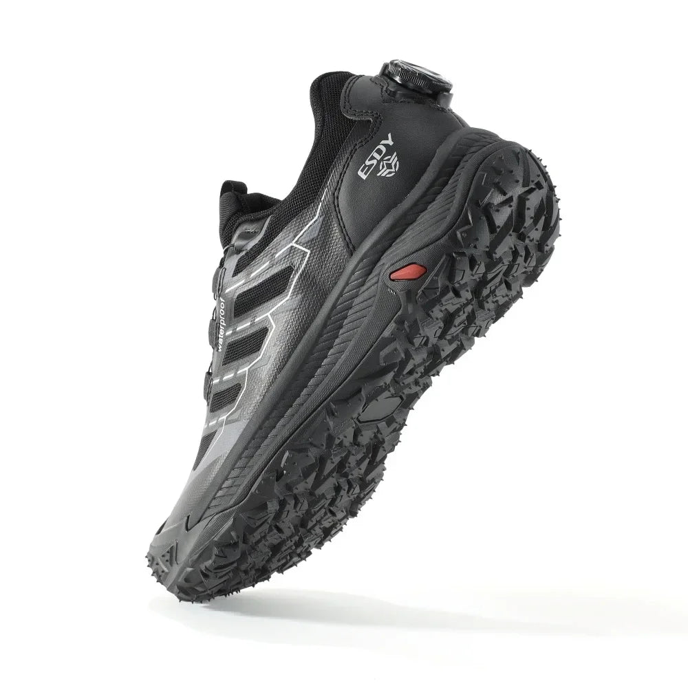 Les Esdy Chaussures d'approche/randonnée C301 combinent beige, noir et gris, semelles antidérapantes robustes, embouts et talons renforcés, système de laçage rapide à boucle rotative et marquage "Waterproof".