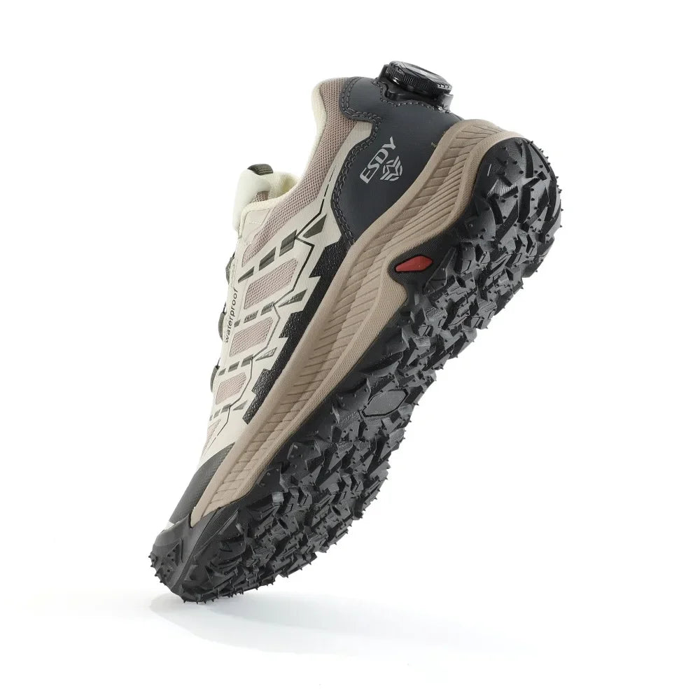 Les Esdy Chaussures d'approche/randonnée C301 combinent beige, noir et gris, semelles antidérapantes robustes, embouts et talons renforcés, système de laçage rapide à boucle rotative et marquage "Waterproof".
