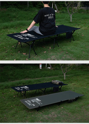 A Lit de camp 2 en 1 avec tente simple-paroi "Wellhike Minimalism - Yunchi SWS" de Wellhike Minimalism est installé sur l'herbe, avec des tables pliantes à proximité. Le texte "WELLHIKE minimalism" apparaît en bas de l'image.