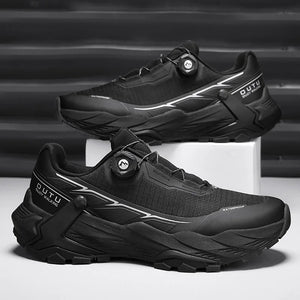 La CHRLCK "CHRLCK - KC-trail" est une chaussure de randonnée imperméable beige et noire pour homme, avec une fermeture à cadran, des lacets noirs et une robuste semelle marron. Chaussures respirantes et imperméables, idéales pour toutes vos aventures.