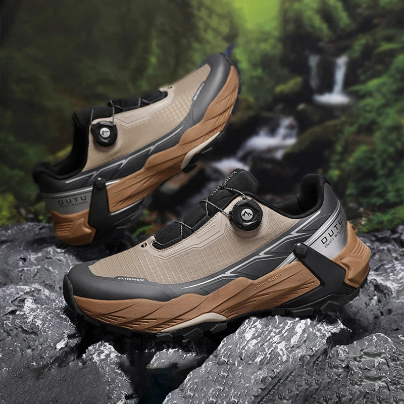 La CHRLCK "CHRLCK - KC-trail" est une chaussure de randonnée imperméable beige et noire pour homme, avec une fermeture à cadran, des lacets noirs et une robuste semelle marron. Chaussures respirantes et imperméables, idéales pour toutes vos aventures.