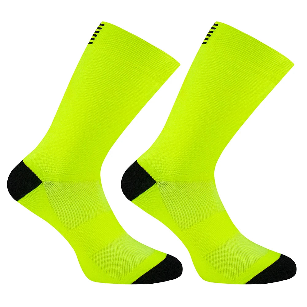 Trois paires de chaussettes de cyclisme pour hommes Daven Socks - YD-345, longueur ras du cou, en blanc, jaune néon avec accents noirs, et noir sont présentées côte à côte sur un fond blanc.