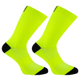 Trois paires de chaussettes de cyclisme pour hommes Daven Socks - YD-345, longueur ras du cou, en blanc, jaune néon avec accents noirs, et noir sont présentées côte à côte sur un fond blanc.