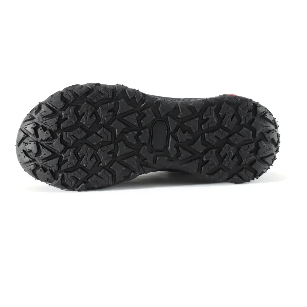 Les Esdy Chaussures d'approche/randonnée C301 combinent beige, noir et gris, semelles antidérapantes robustes, embouts et talons renforcés, système de laçage rapide à boucle rotative et marquage "Waterproof".