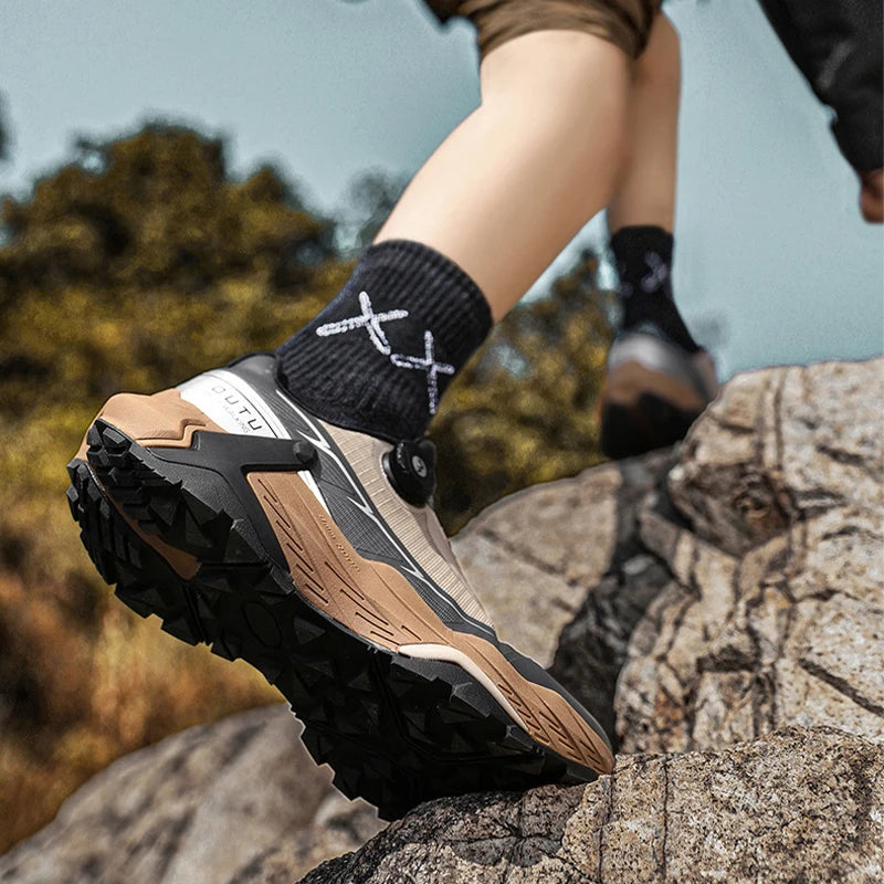 La CHRLCK "CHRLCK - KC-trail" est une chaussure de randonnée imperméable beige et noire pour homme, avec une fermeture à cadran, des lacets noirs et une robuste semelle marron. Chaussures respirantes et imperméables, idéales pour toutes vos aventures.