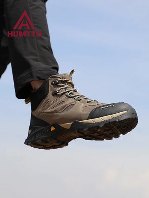 Les bottines tactiques 100% imperméables Humtto - HT-240760A pour homme, marron et noires, avec semelle robuste, tige en mesh et suède, et fermeture à lacets, sont idéales pour ceux recherchant des chaussures imperméables.