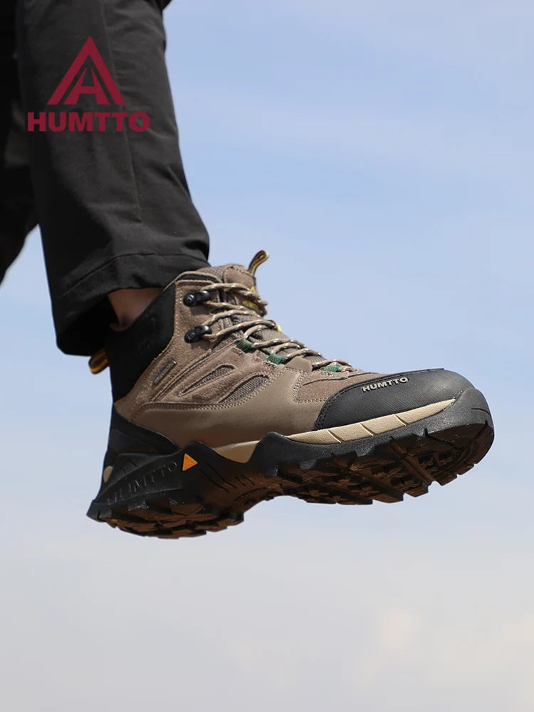 Les bottines tactiques 100% imperméables Humtto - HT-240760A pour homme, marron et noires, avec semelle robuste, tige en mesh et suède, et fermeture à lacets, sont idéales pour ceux recherchant des chaussures imperméables.