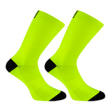 Trois paires de chaussettes de cyclisme pour hommes Daven Socks - YD-345, longueur ras du cou, en blanc, jaune néon avec accents noirs, et noir sont présentées côte à côte sur un fond blanc.