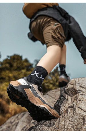 La CHRLCK "CHRLCK - KC-trail" est une chaussure de randonnée imperméable beige et noire pour homme, avec une fermeture à cadran, des lacets noirs et une robuste semelle marron. Chaussures respirantes et imperméables, idéales pour toutes vos aventures.