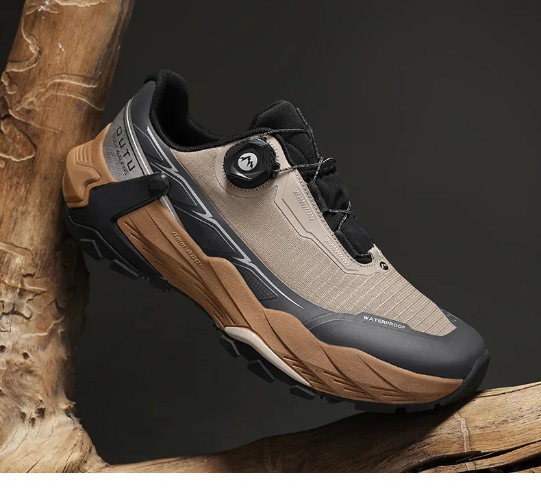 La CHRLCK "CHRLCK - KC-trail" est une chaussure de randonnée imperméable beige et noire pour homme, avec une fermeture à cadran, des lacets noirs et une robuste semelle marron. Chaussures respirantes et imperméables, idéales pour toutes vos aventures.