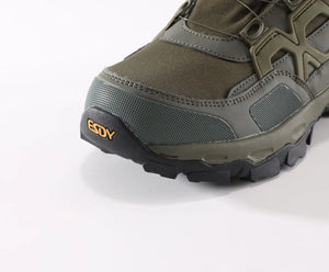 Une seule botte Esdy "Chaussures tactiques avec boucle de serrage rapide pour homme - C302" de couleur vert olive, avec une semelle robuste, une tige en maille et en synthétique, et la marque Esdy sur le côté, vue de la gauche.