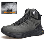 La HUMTTO - HT-240217C est une chaussure de randonnée mid-top noire pour homme avec cuir de vache durable, doublure polaire, technologie Static Waterproof, semelle épaisse, côtés texturés et système de laçage à molette, présentée sur un fond blanc.