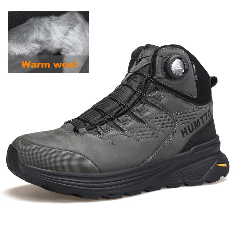 La HUMTTO - HT-240217C est une chaussure de randonnée mid-top noire pour homme avec cuir de vache durable, doublure polaire, technologie Static Waterproof, semelle épaisse, côtés texturés et système de laçage à molette, présentée sur un fond blanc.