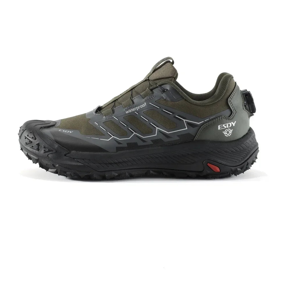 Les Esdy Chaussures d'approche/randonnée C301 combinent beige, noir et gris, semelles antidérapantes robustes, embouts et talons renforcés, système de laçage rapide à boucle rotative et marquage "Waterproof".