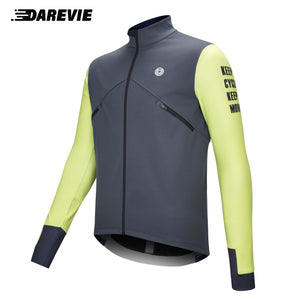 Trois vestes DAREVIE "Veste de cyclisme & coupe-vent polaire manches longues pour homme DVJ330" de différentes couleurs sont présentées, avec un graphique enflammé sur une manche illustrant la chaleur et la rétention de la chaleur de la conception.
