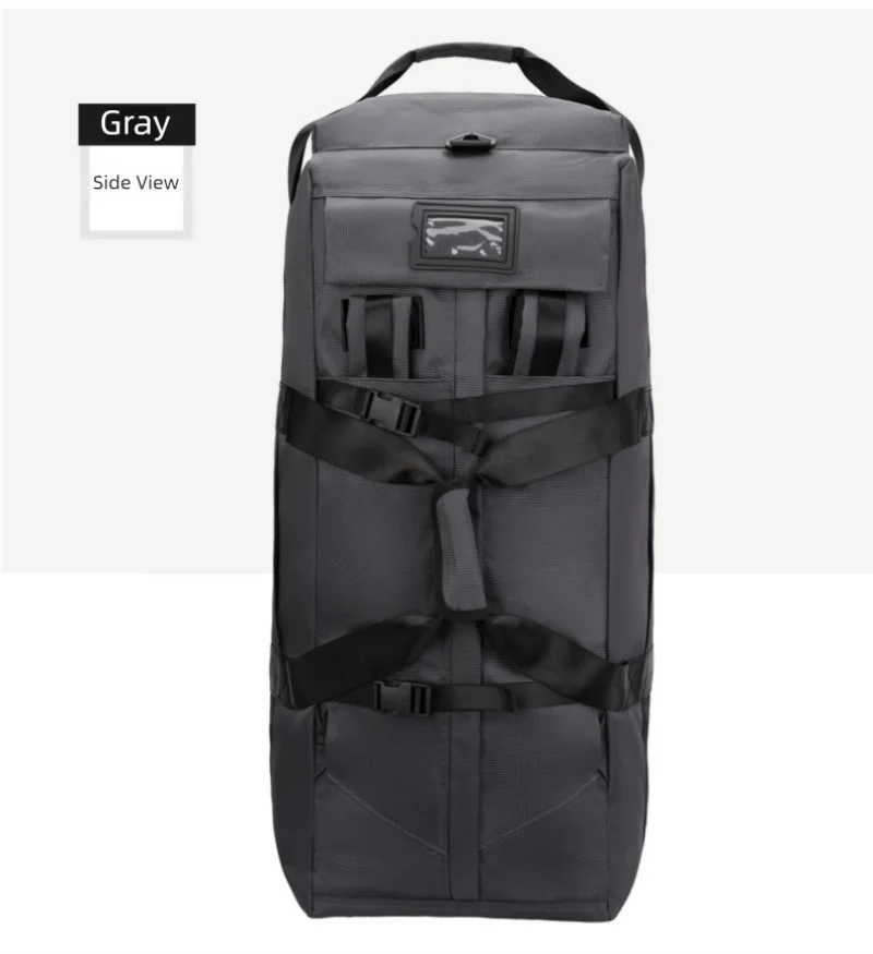 Large black 80L Snap Tactical Sac de voyage à roulettes, pliable et résistant, avec bandoulière et bretelles. L'encart montre une personne tirant le Snap Tactical Duffle Bag par sa poignée sur roulettes.