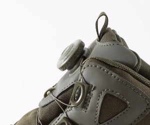 Une seule botte Esdy "Chaussures tactiques avec boucle de serrage rapide pour homme - C302" de couleur vert olive, avec une semelle robuste, une tige en maille et en synthétique, et la marque Esdy sur le côté, vue de la gauche.