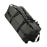 Large black 80L Snap Tactical Sac de voyage à roulettes, pliable et résistant, avec bandoulière et bretelles. L'encart montre une personne tirant le Snap Tactical Duffle Bag par sa poignée sur roulettes.