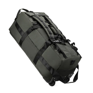 Large black 80L Snap Tactical Sac de voyage à roulettes, pliable et résistant, avec bandoulière et bretelles. L'encart montre une personne tirant le Snap Tactical Duffle Bag par sa poignée sur roulettes.