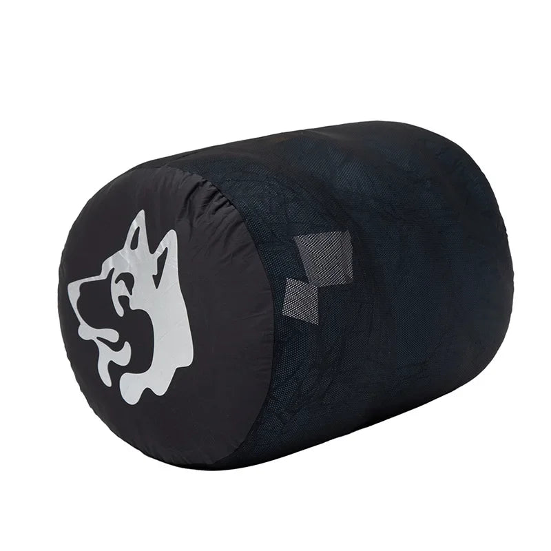Sac de couchage noir JUNGLE KING, garnissage en duvet de canard 650FP, -5 °C, logo loup blanc, motif géométrique, idéal pour la randonnée.
