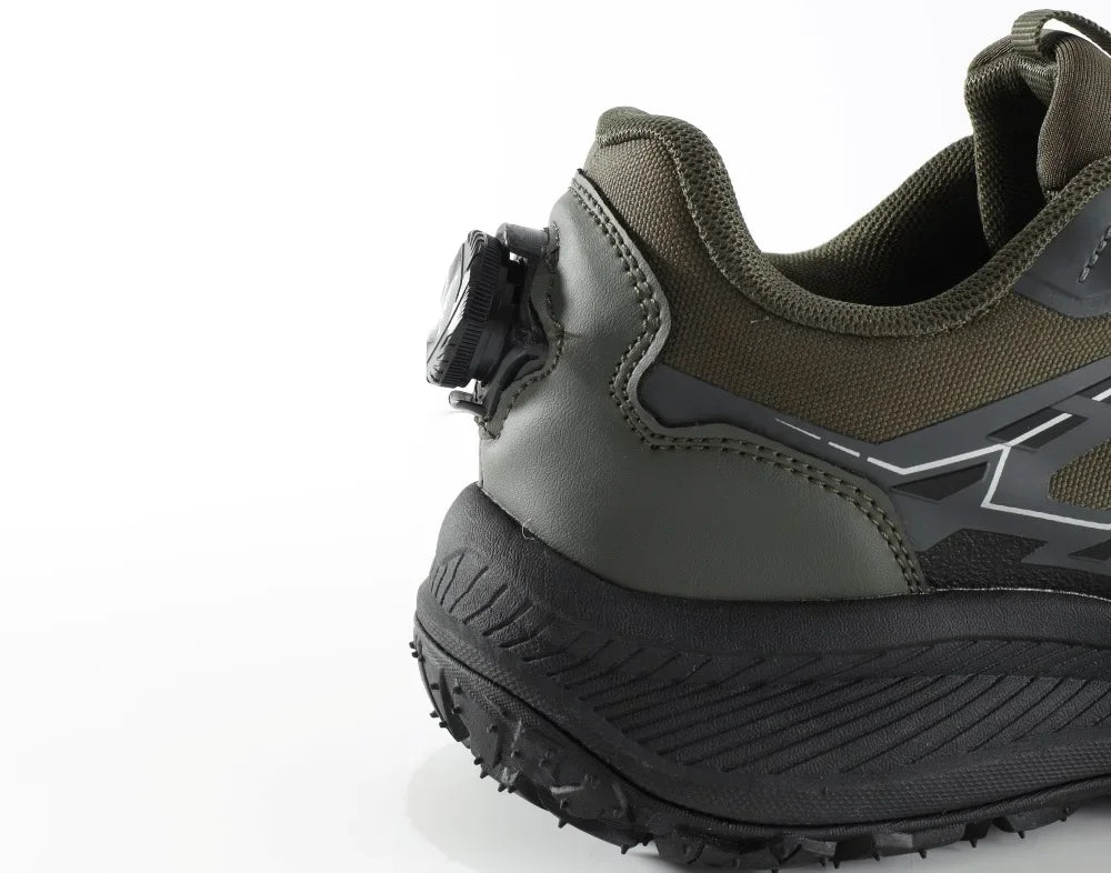 Les Esdy Chaussures d'approche/randonnée C301 combinent beige, noir et gris, semelles antidérapantes robustes, embouts et talons renforcés, système de laçage rapide à boucle rotative et marquage "Waterproof".