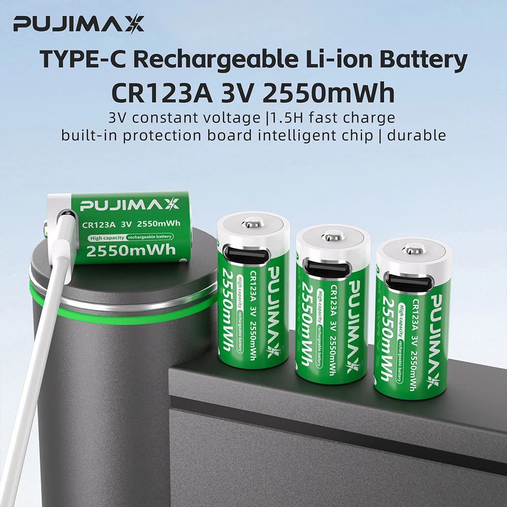 Quatre piles lithium-ion PUJIMAX CR123A 3 V 2 550 mW sur fond gris, dont une rechargeable via un câble USB-C, spécialement conçues pour une utilisation en extérieur.