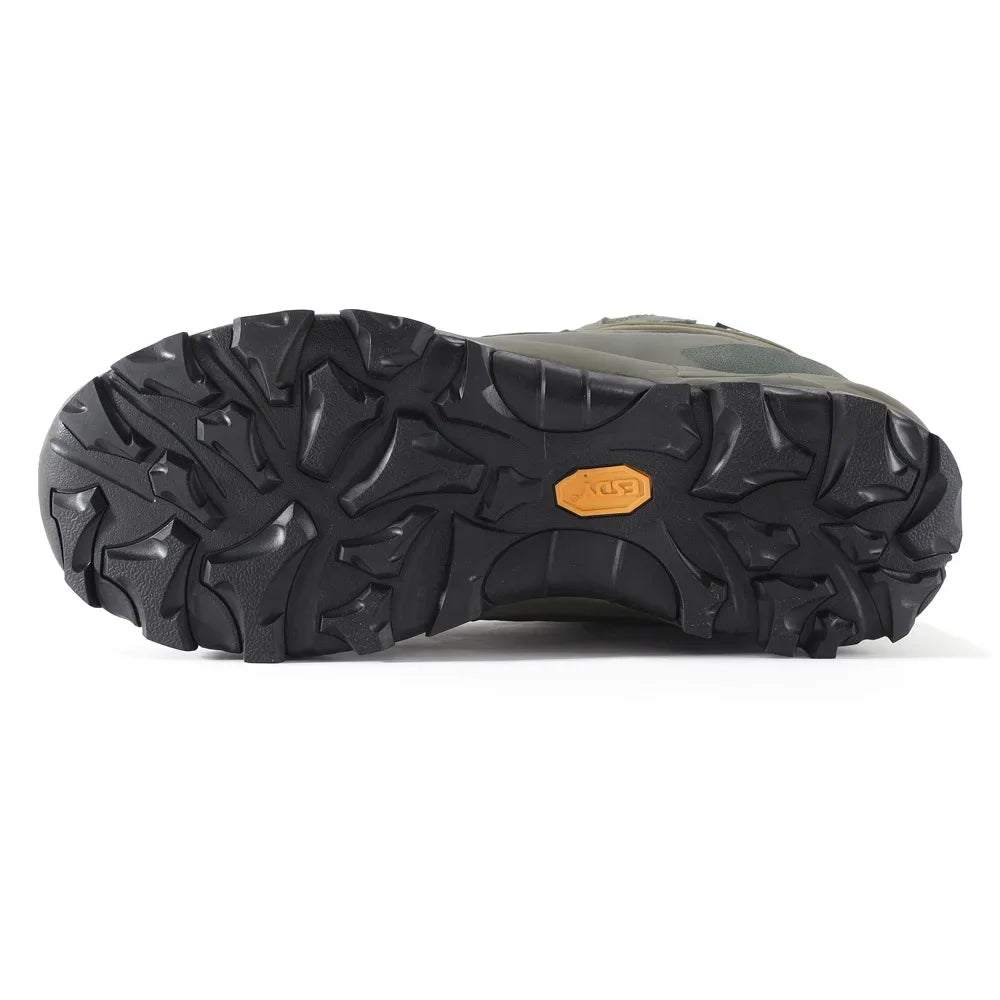 Une seule botte Esdy "Chaussures tactiques avec boucle de serrage rapide pour homme - C302" de couleur vert olive, avec une semelle robuste, une tige en maille et en synthétique, et la marque Esdy sur le côté, vue de la gauche.