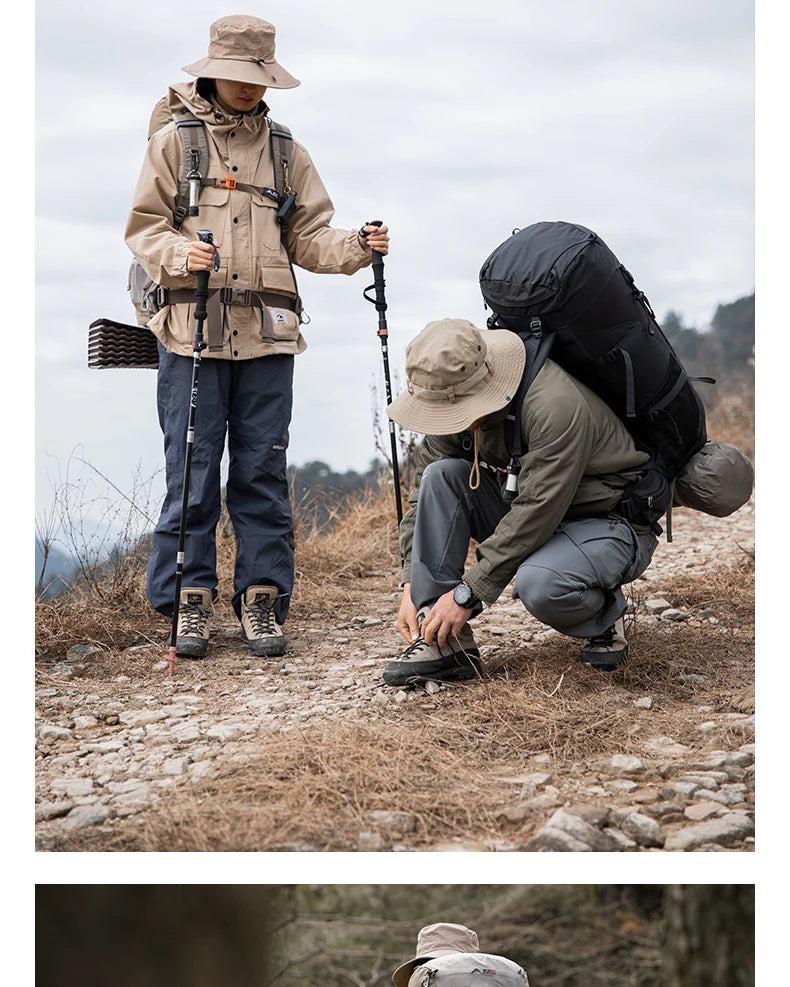 Le BISINNA Sac à dos de trekking 70L (B042), 1,58 kg avec housse de pluie, comporte de multiples compartiments, des poches latérales en filet, des bretelles réglables et une poche frontale zippée.