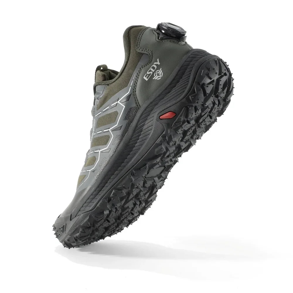 Les Esdy Chaussures d'approche/randonnée C301 combinent beige, noir et gris, semelles antidérapantes robustes, embouts et talons renforcés, système de laçage rapide à boucle rotative et marquage "Waterproof".