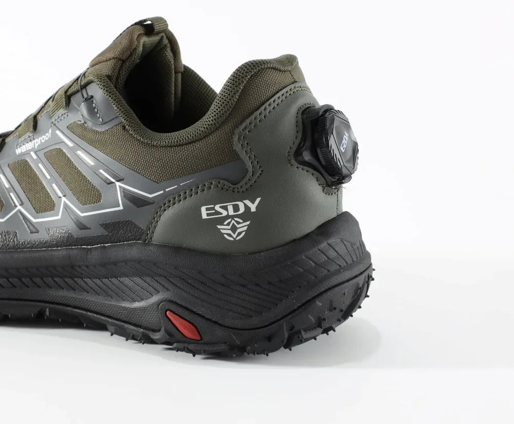 Les Esdy Chaussures d'approche/randonnée C301 combinent beige, noir et gris, semelles antidérapantes robustes, embouts et talons renforcés, système de laçage rapide à boucle rotative et marquage "Waterproof".