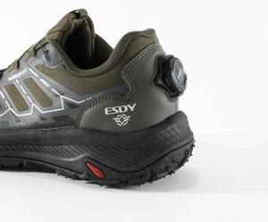 Les Esdy Chaussures d'approche/randonnée C301 combinent beige, noir et gris, semelles antidérapantes robustes, embouts et talons renforcés, système de laçage rapide à boucle rotative et marquage "Waterproof".