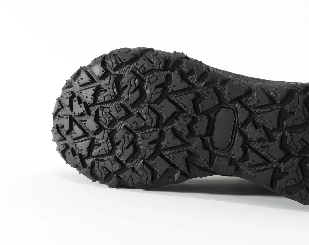 Les Esdy Chaussures d'approche/randonnée C301 combinent beige, noir et gris, semelles antidérapantes robustes, embouts et talons renforcés, système de laçage rapide à boucle rotative et marquage "Waterproof".