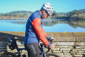 Trois vestes DAREVIE "Veste de cyclisme & coupe-vent polaire manches longues pour homme DVJ330" de différentes couleurs sont présentées, avec un graphique enflammé sur une manche illustrant la chaleur et la rétention de la chaleur de la conception.