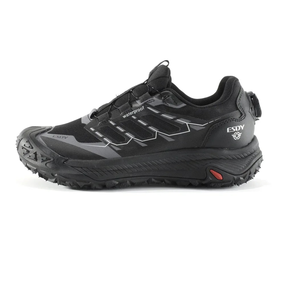 Les Esdy Chaussures d'approche/randonnée C301 combinent beige, noir et gris, semelles antidérapantes robustes, embouts et talons renforcés, système de laçage rapide à boucle rotative et marquage "Waterproof".