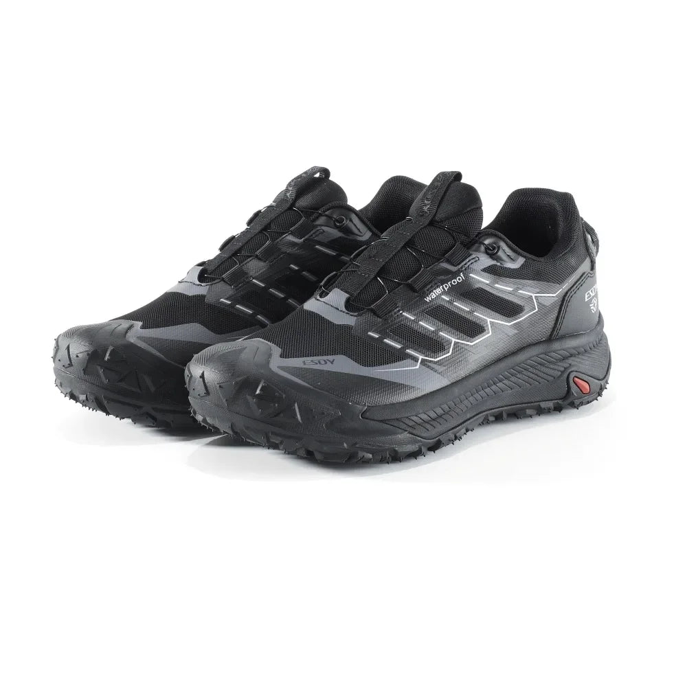 Les Esdy Chaussures d'approche/randonnée C301 combinent beige, noir et gris, semelles antidérapantes robustes, embouts et talons renforcés, système de laçage rapide à boucle rotative et marquage "Waterproof".