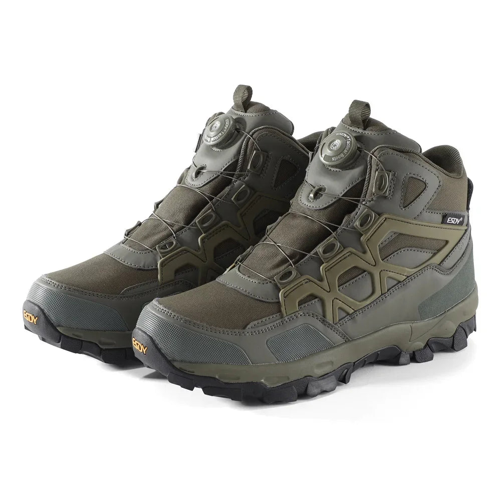 Une seule botte Esdy "Chaussures tactiques avec boucle de serrage rapide pour homme - C302" de couleur vert olive, avec une semelle robuste, une tige en maille et en synthétique, et la marque Esdy sur le côté, vue de la gauche.