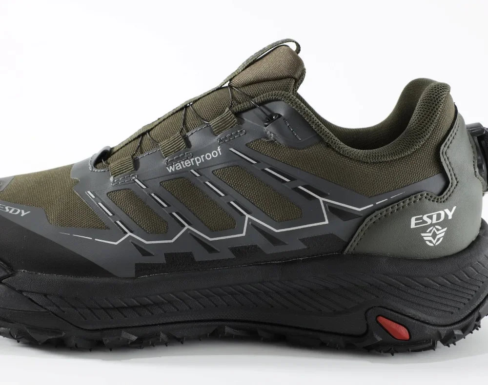 Les Esdy Chaussures d'approche/randonnée C301 combinent beige, noir et gris, semelles antidérapantes robustes, embouts et talons renforcés, système de laçage rapide à boucle rotative et marquage "Waterproof".