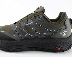 Les Esdy Chaussures d'approche/randonnée C301 combinent beige, noir et gris, semelles antidérapantes robustes, embouts et talons renforcés, système de laçage rapide à boucle rotative et marquage "Waterproof".