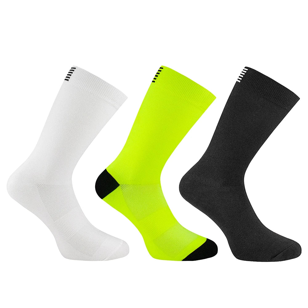 Trois paires de chaussettes de cyclisme pour hommes Daven Socks - YD-345, longueur ras du cou, en blanc, jaune néon avec accents noirs, et noir sont présentées côte à côte sur un fond blanc.