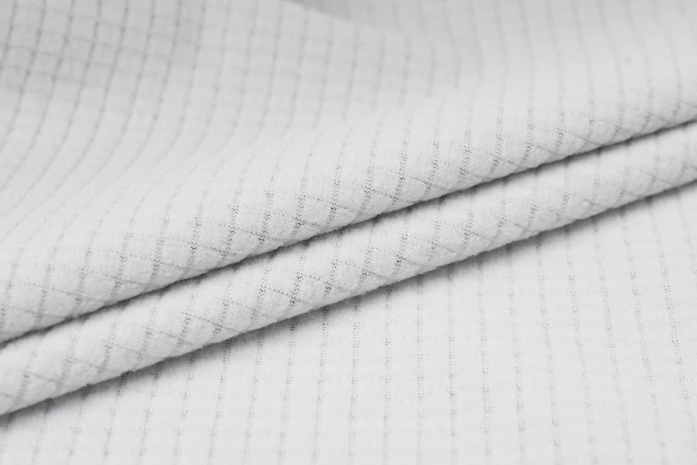 Trois vestes DAREVIE "Veste de cyclisme & coupe-vent polaire manches longues pour homme DVJ330" de différentes couleurs sont présentées, avec un graphique enflammé sur une manche illustrant la chaleur et la rétention de la chaleur de la conception.