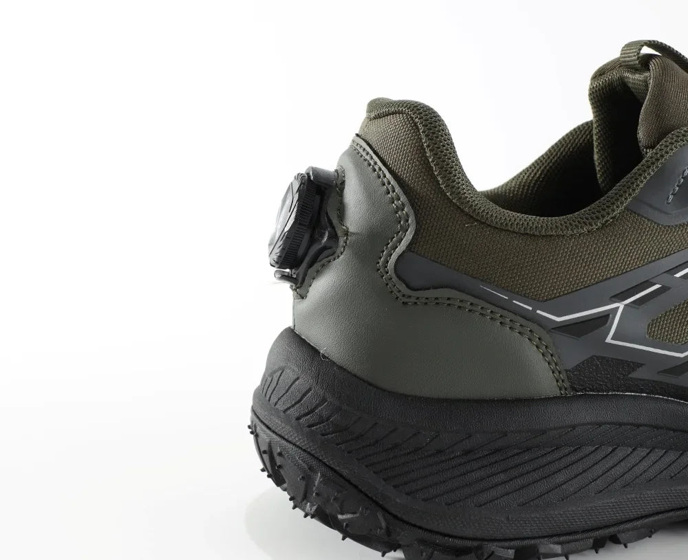 Les Esdy Chaussures d'approche/randonnée C301 combinent beige, noir et gris, semelles antidérapantes robustes, embouts et talons renforcés, système de laçage rapide à boucle rotative et marquage "Waterproof".