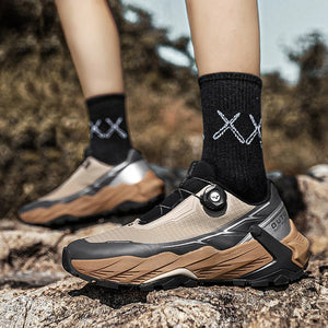 La CHRLCK "CHRLCK - KC-trail" est une chaussure de randonnée imperméable beige et noire pour homme, avec une fermeture à cadran, des lacets noirs et une robuste semelle marron. Chaussures respirantes et imperméables, idéales pour toutes vos aventures.