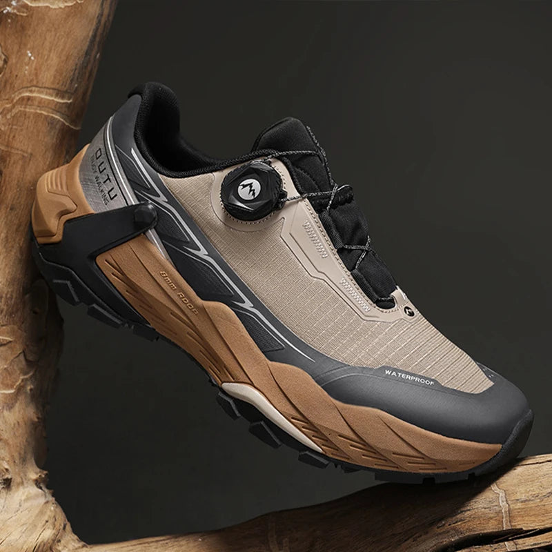 La CHRLCK "CHRLCK - KC-trail" est une chaussure de randonnée imperméable beige et noire pour homme, avec une fermeture à cadran, des lacets noirs et une robuste semelle marron. Chaussures respirantes et imperméables, idéales pour toutes vos aventures.