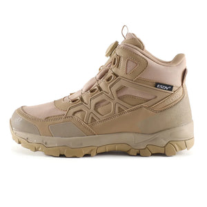 Une seule botte Esdy "Chaussures tactiques avec boucle de serrage rapide pour homme - C302" de couleur vert olive, avec une semelle robuste, une tige en maille et en synthétique, et la marque Esdy sur le côté, vue de la gauche.