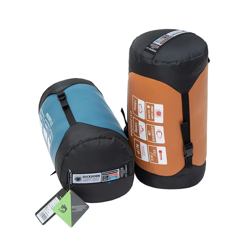 Deux sacs de couchage JUNGLE KING CY24SD04 en duvet de canard 650FP -5 °C, bleu et orange, côte à côte sur fond blanc.