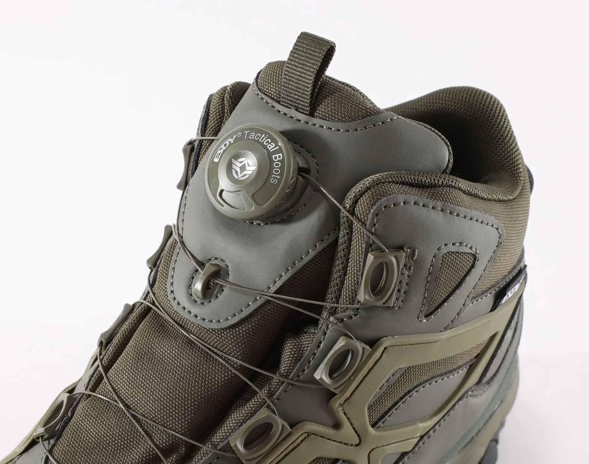 Une seule botte Esdy "Chaussures tactiques avec boucle de serrage rapide pour homme - C302" de couleur vert olive, avec une semelle robuste, une tige en maille et en synthétique, et la marque Esdy sur le côté, vue de la gauche.