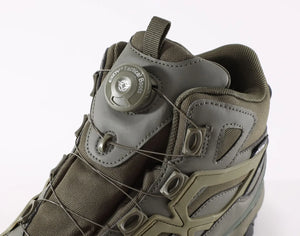 Une seule botte Esdy "Chaussures tactiques avec boucle de serrage rapide pour homme - C302" de couleur vert olive, avec une semelle robuste, une tige en maille et en synthétique, et la marque Esdy sur le côté, vue de la gauche.