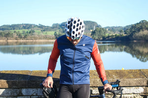 Trois vestes DAREVIE "Veste de cyclisme & coupe-vent polaire manches longues pour homme DVJ330" de différentes couleurs sont présentées, avec un graphique enflammé sur une manche illustrant la chaleur et la rétention de la chaleur de la conception.