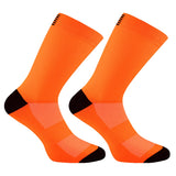 Trois paires de chaussettes de cyclisme pour hommes Daven Socks - YD-345, longueur ras du cou, en blanc, jaune néon avec accents noirs, et noir sont présentées côte à côte sur un fond blanc.